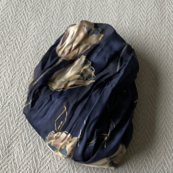 Lot of three scarfs. Good shape no tags. Faint smell of perfume - Picture 3 of 4